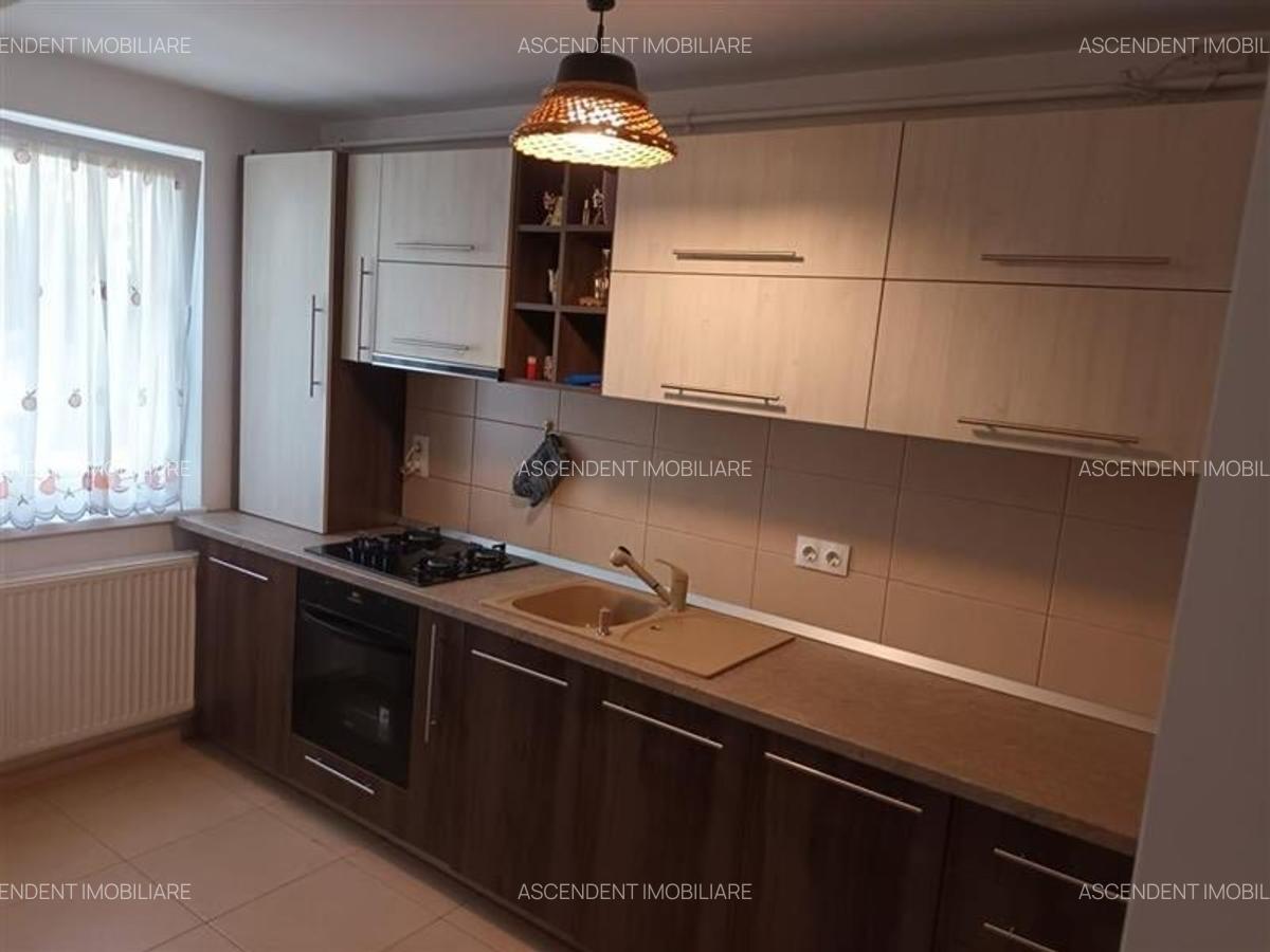 Apartament cu 3 camere decomandat în Tractorul - 3
