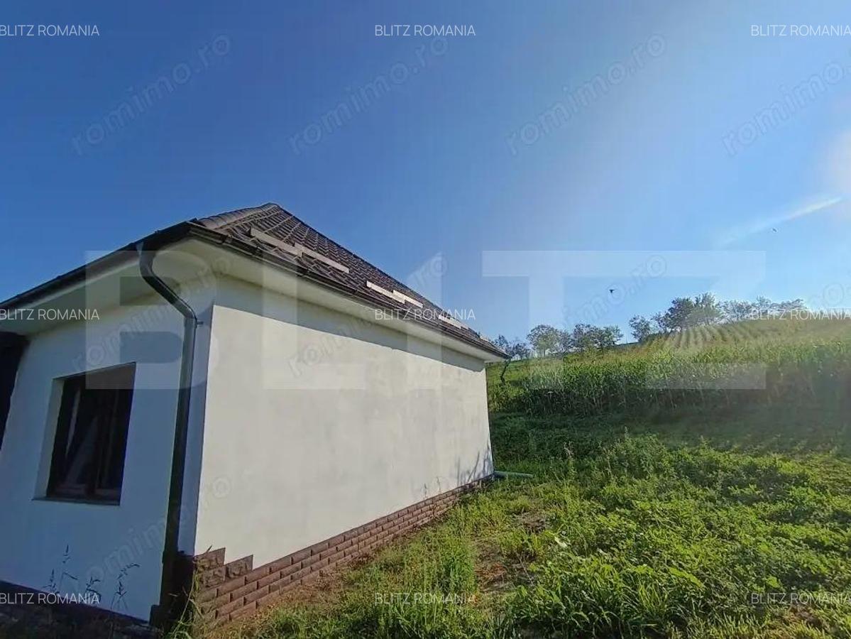 Casa cu 2 camere ?i living cu o gradina generoasa in suprafa?a de 4300 mp - 1