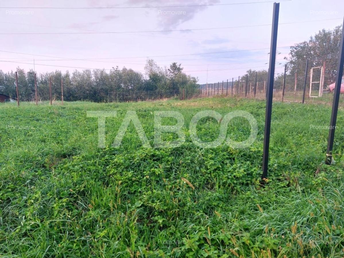 Teren intravilan 540 mp apa canalizare si curent in fata terenului - 1