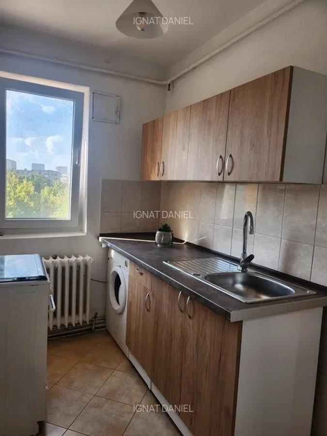 Apartament cu 2 camere, decomandat, etajul 3/4, zona Podu Ros - 5