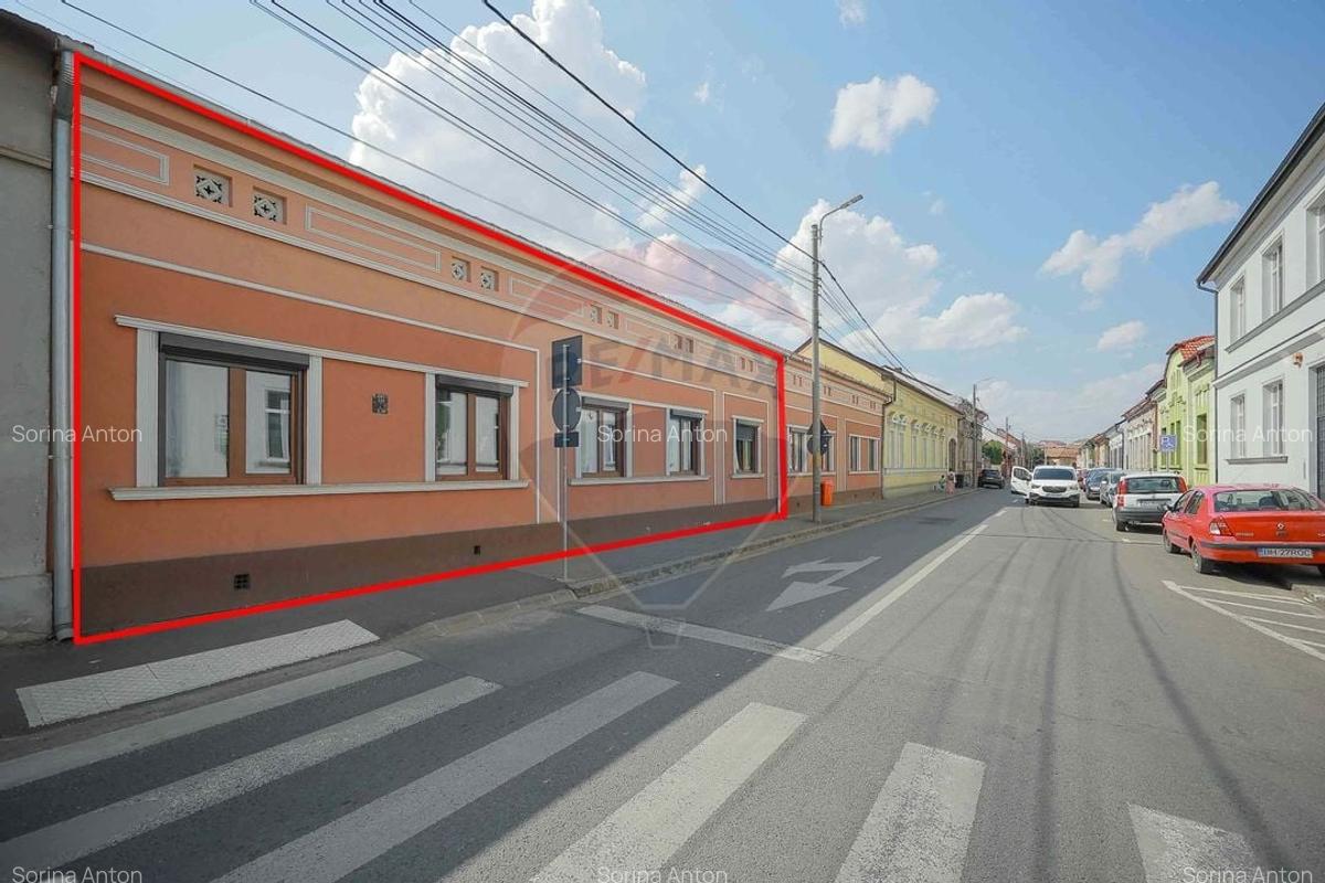 Apartament cu 4 camere decomandat, mobilat în Central - 1