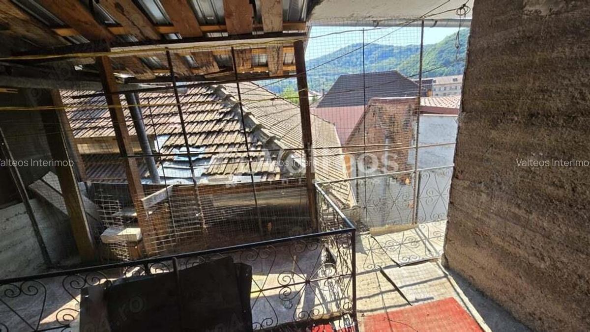 Resita, de vanzare casa, doua corpuri, curte, zona centrala - 15