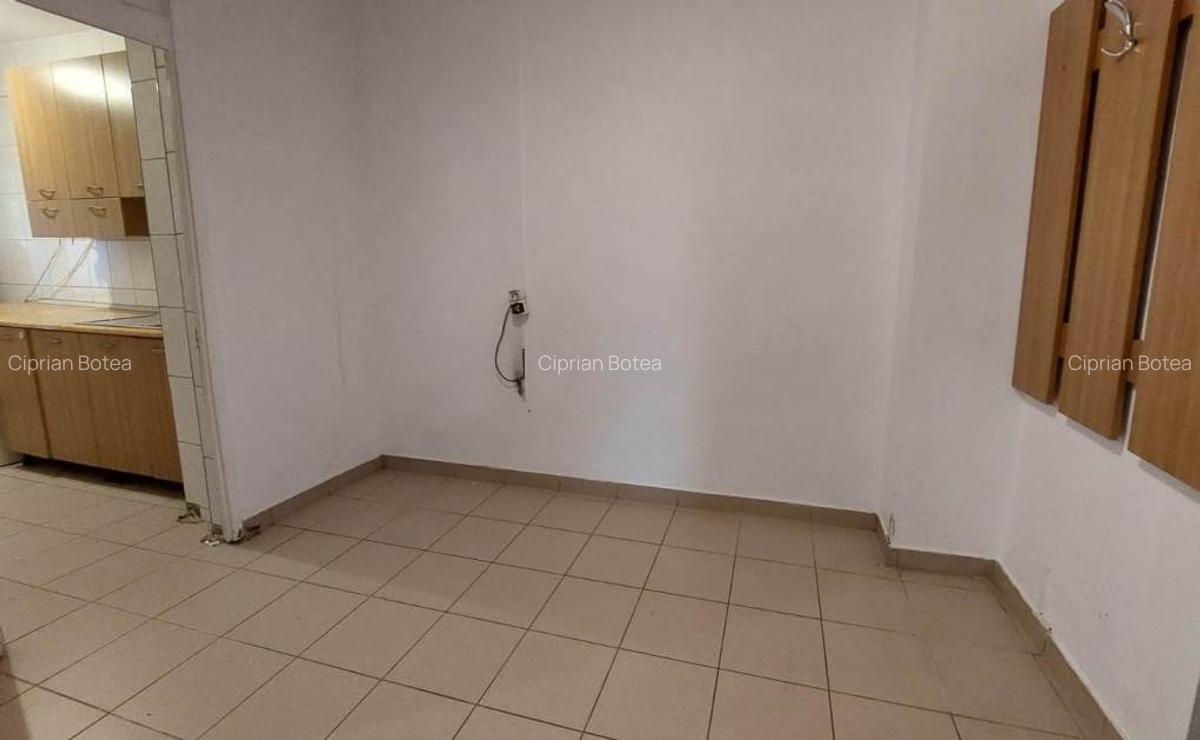 Basarabia- Garsoniera decomandata 39 mp bloc 1984 - 7