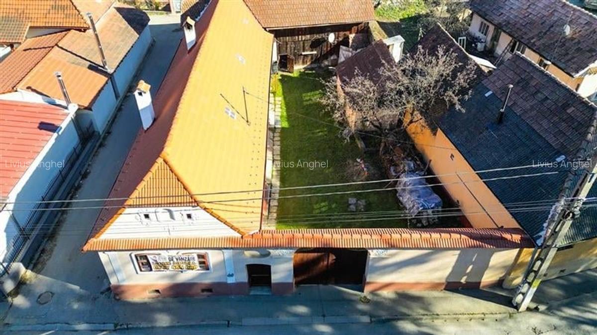 Resedinta traditionala saseasca restaurata, situata in inima localitatii - FILM! - 11