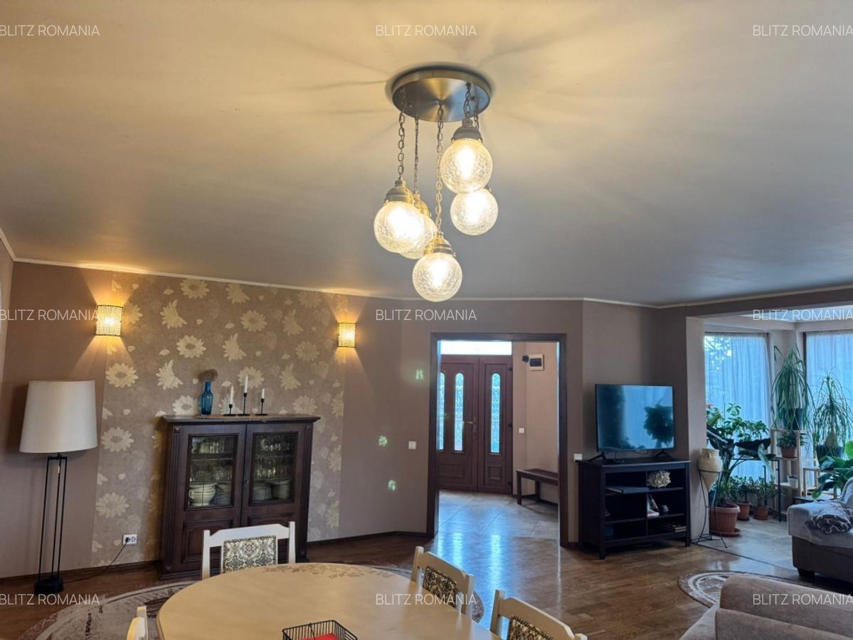 Casa superba intr-o zona linistita - 4 dormitoare, 3 bai, living spatios si grad - 10