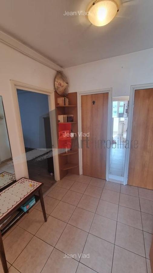 Apartament cu 3 camere decomandat în 1 Mai - 2