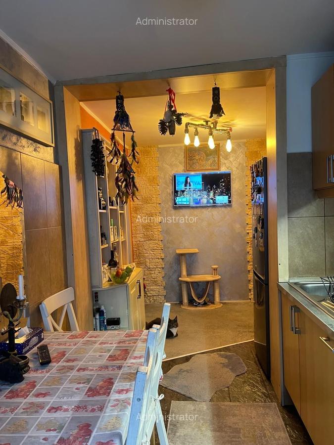 Apartament cu 3 camere semidecomandat în Platoul Izvor - 2