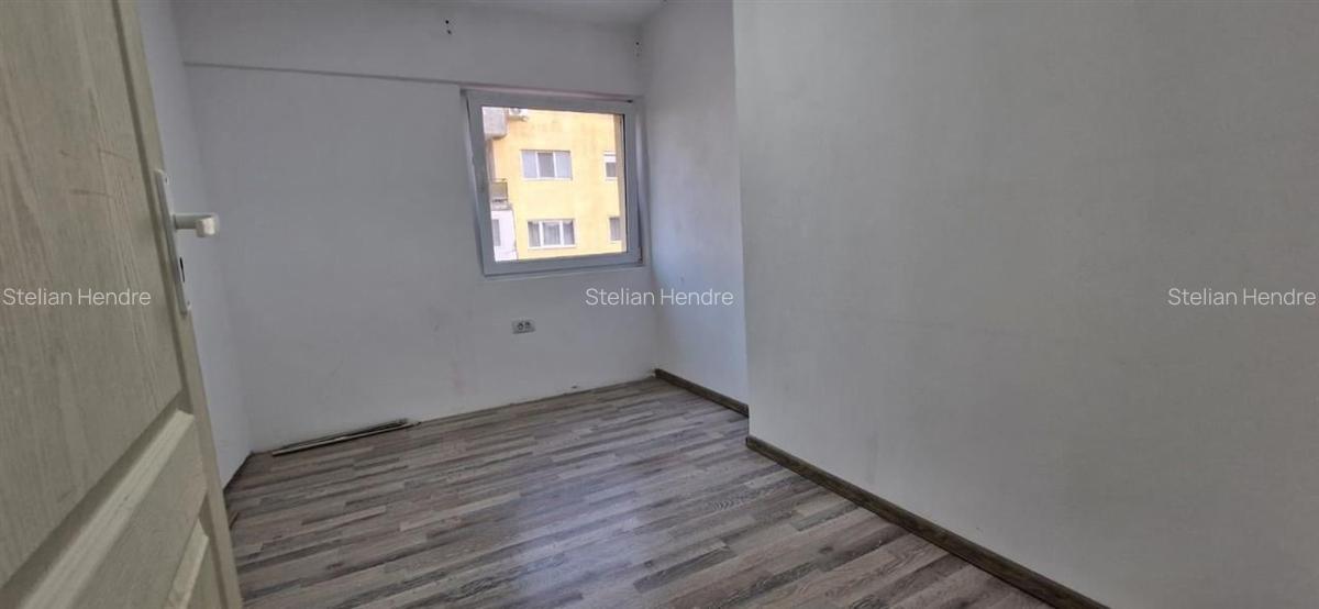 Apartament cu 3 camere semidecomandat în Central - 3