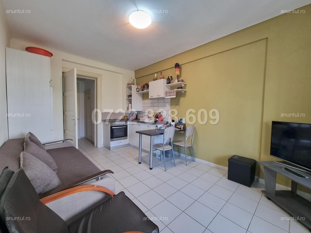 Piata Romana, langa Ambasada Angliei, 4 camere - 2