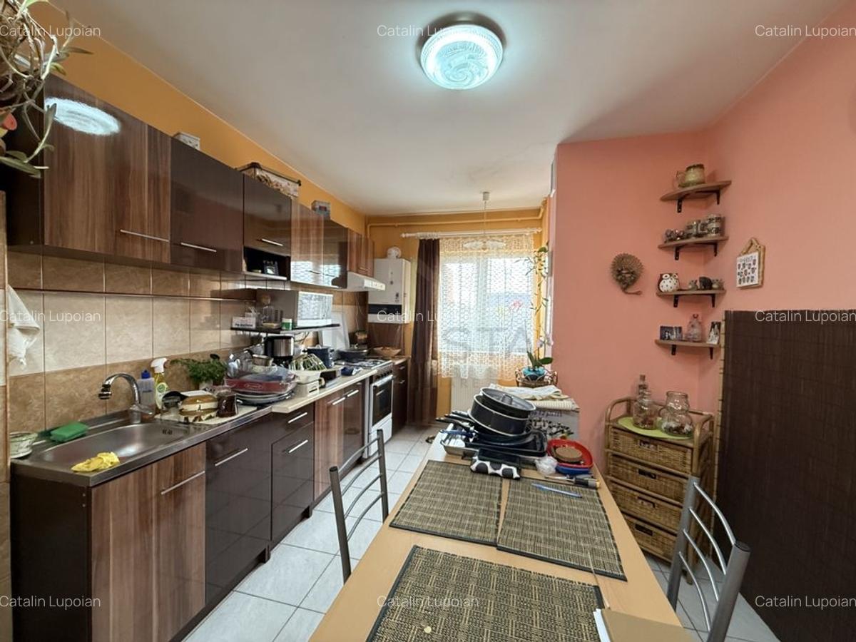 Apartament cu 3 camere de vanzare / cartier Intre Lacuri - 1