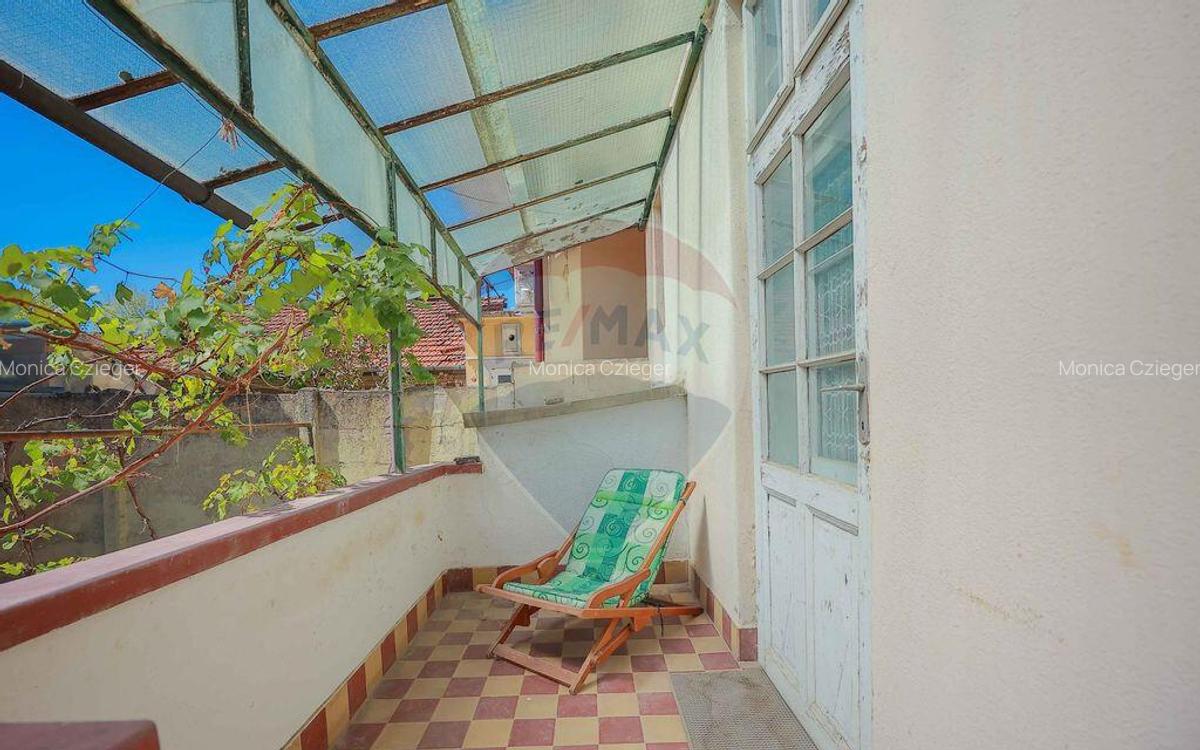 Casa evreiasca interbelica, singur in curte, de vanz... - 15