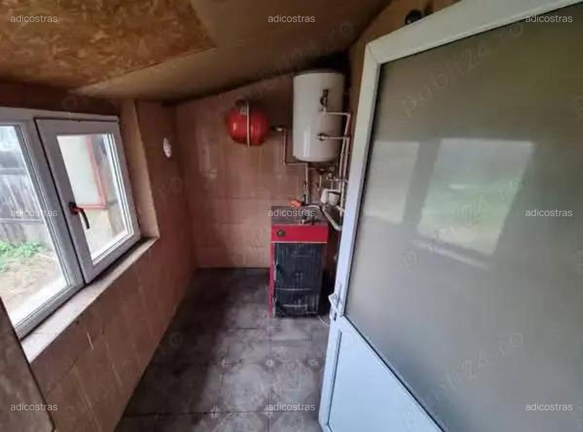 A 39 Proprietarul vinde in Buhu?i ,casa 3 camere la strada , - 5