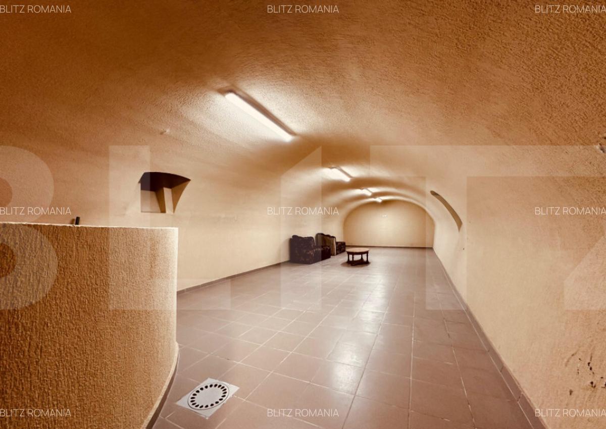 Casa spatioasa cu 5 dormitoare, doua bucatarii si teren de 1 - 3