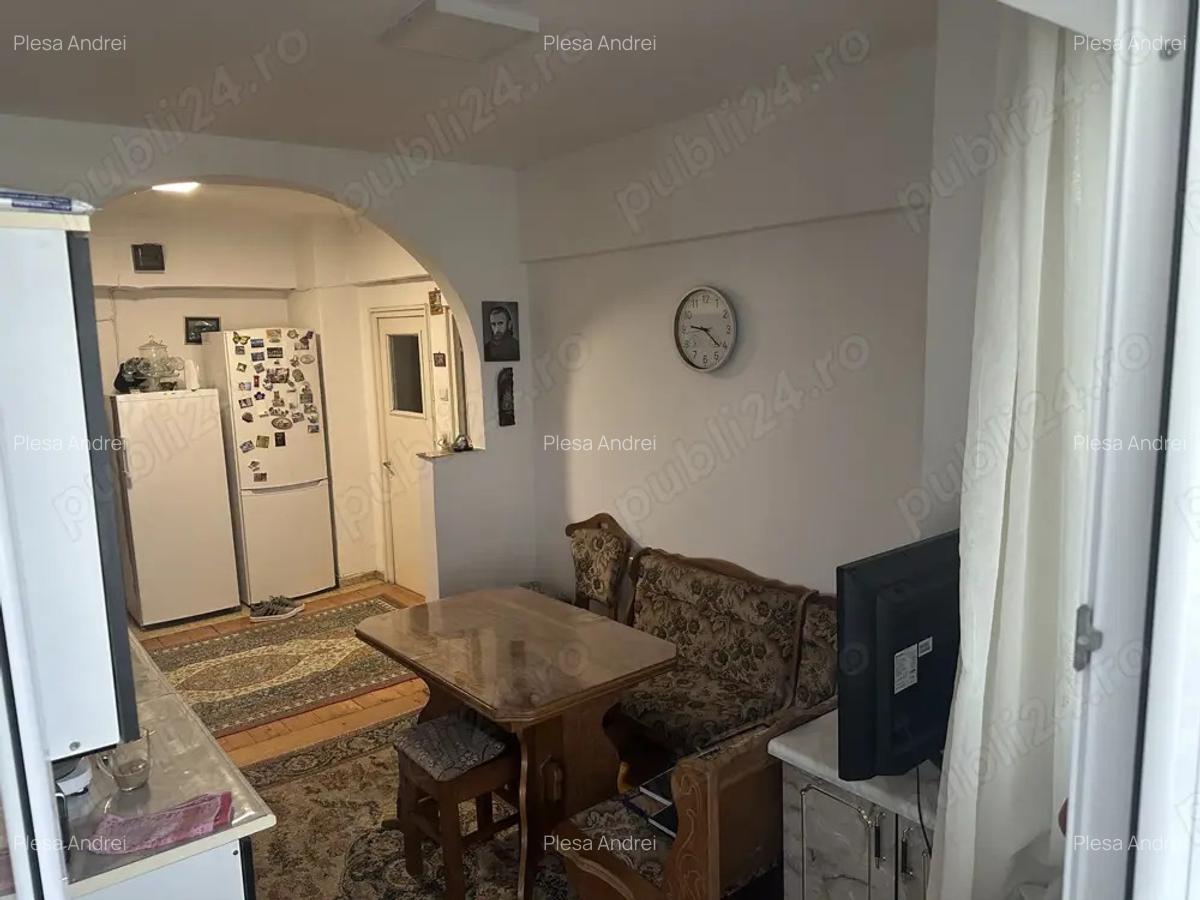 Vand apartament decomandat 3 camere - 3 Vand apartament decomandat 3 camere - 3
