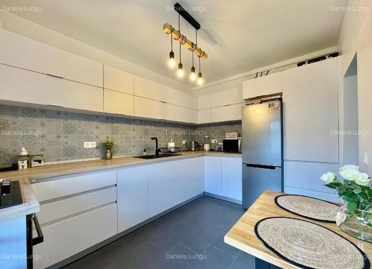 Rezidenta pe linie eleganta, living 25 mp,semineu,panouri fotovoltaice 3KW, cent - 9