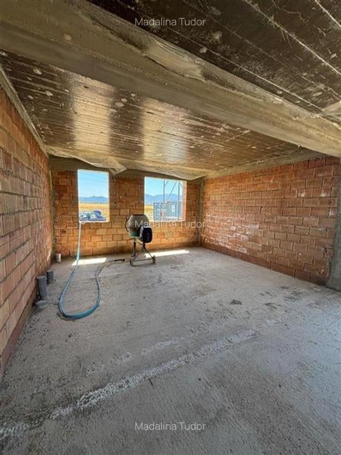 Teren cu bloc rezidential de vanzare,  P+1+M, 6 apartamente, investitie sigura, - 8
