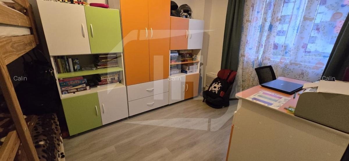 Apartament cu 3 camere, 2 parcari si boxa, zona Petrom - 3 Apartament cu 3 camere, 2 parcari si boxa, zona Petrom - 3