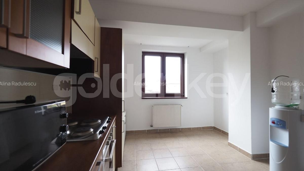 Apartament spatios cu 4 camere nemobilat - 18