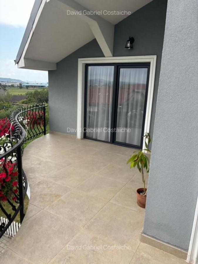 Casa cu 5 Camere in Dezmir - 12