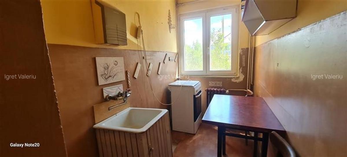 VAND APARTAMENT 2 CAMERE ARADUL NOU ETAJ 1 - 3