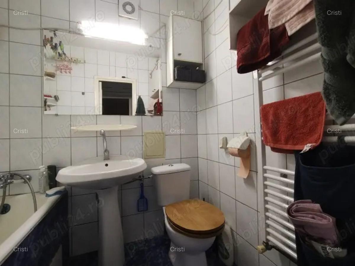 PROPRIETAR vind apartament cu trei camere in zona 1 Decembrie Ozana - 8