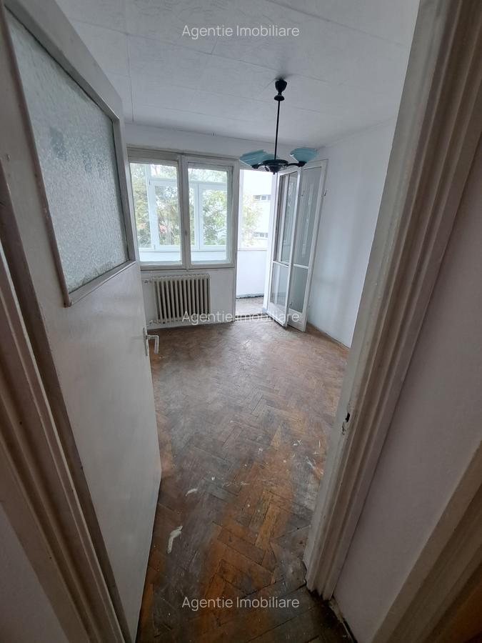 3 camere, intre Gara de Nord si Basarab, B-dul Dinicu Golescu, nr 39 - 12