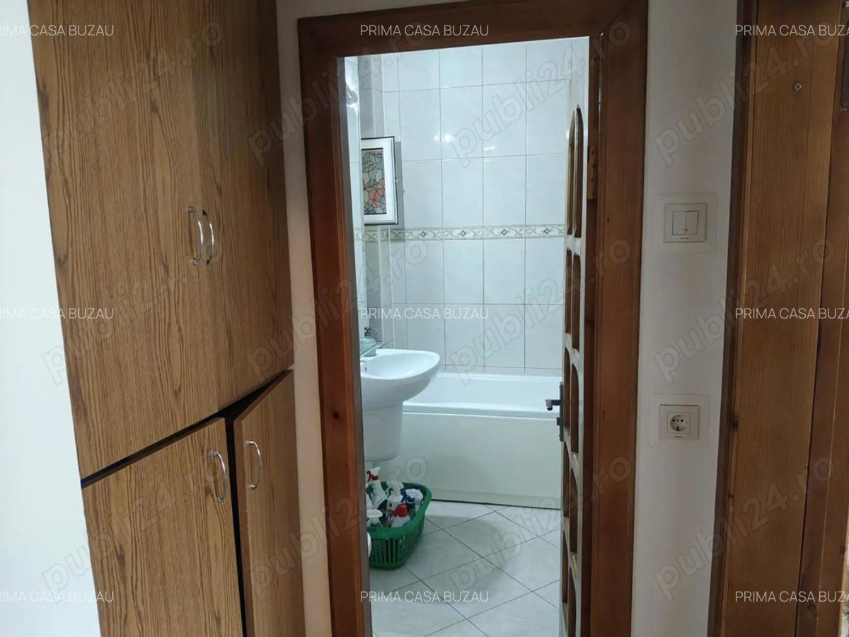 Apartament cu 3 camere zona ultracentrala Bazar confort 1 Etaj 3 S=88mp Pret: 92.000 euro - 18