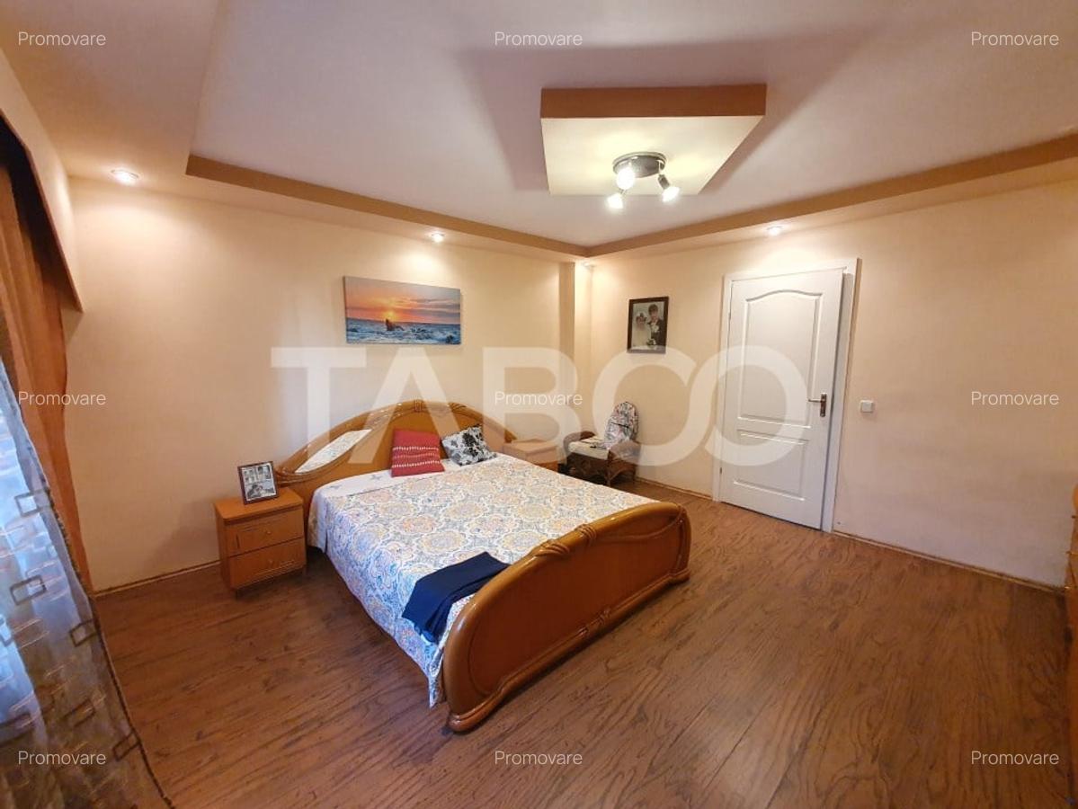 Casa individuala cu 7 camere 2 fronturi 1000 mp teren in Sura Mare - 9