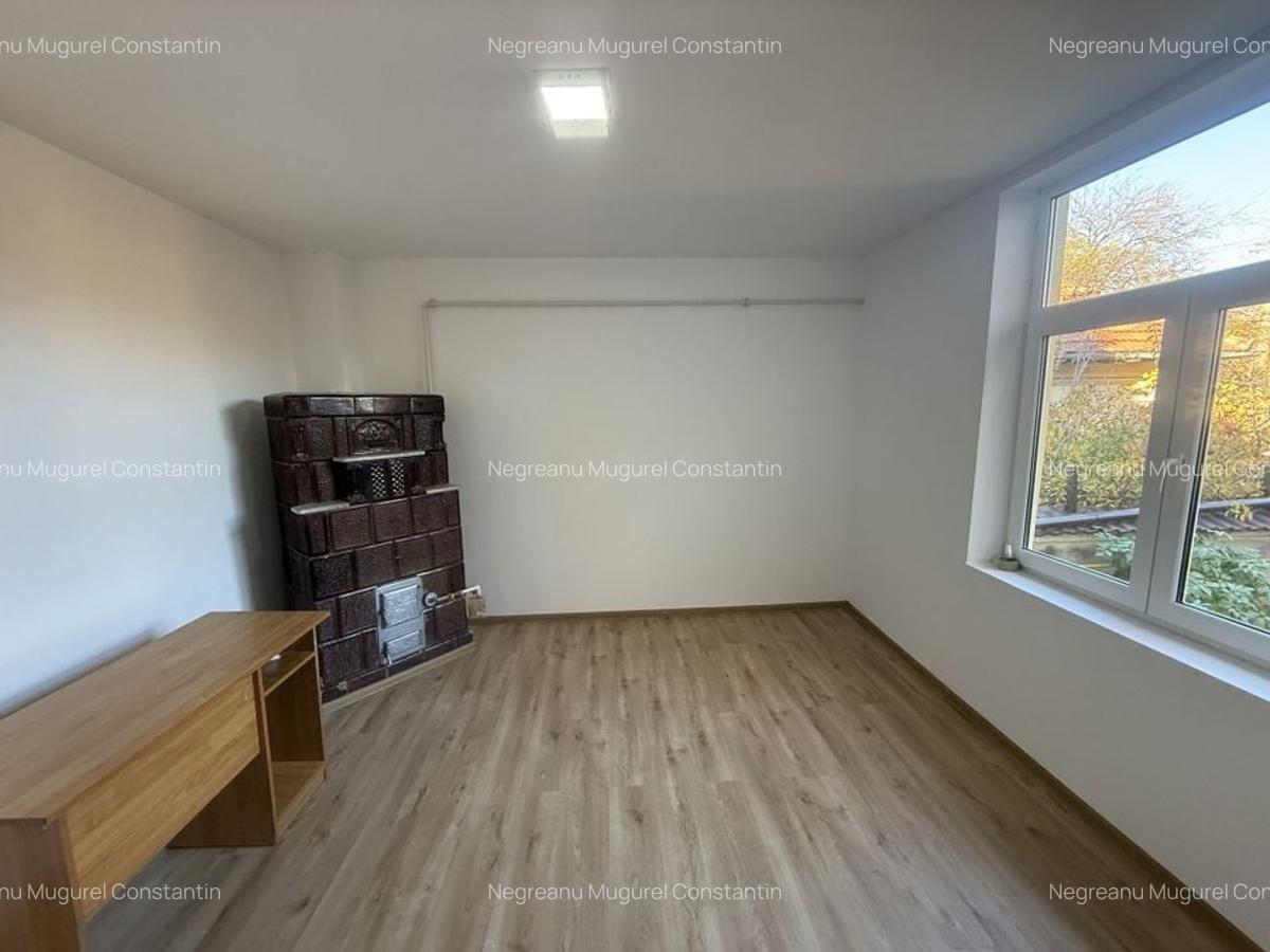 2 corpuri de Casă renovate + teren 125 mp Campina - 11