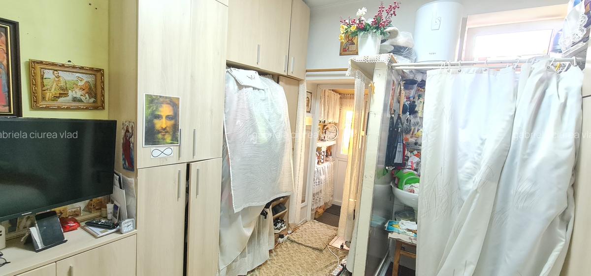 Vand o camera ,ideala birou situata pe str.9Mai - 8
