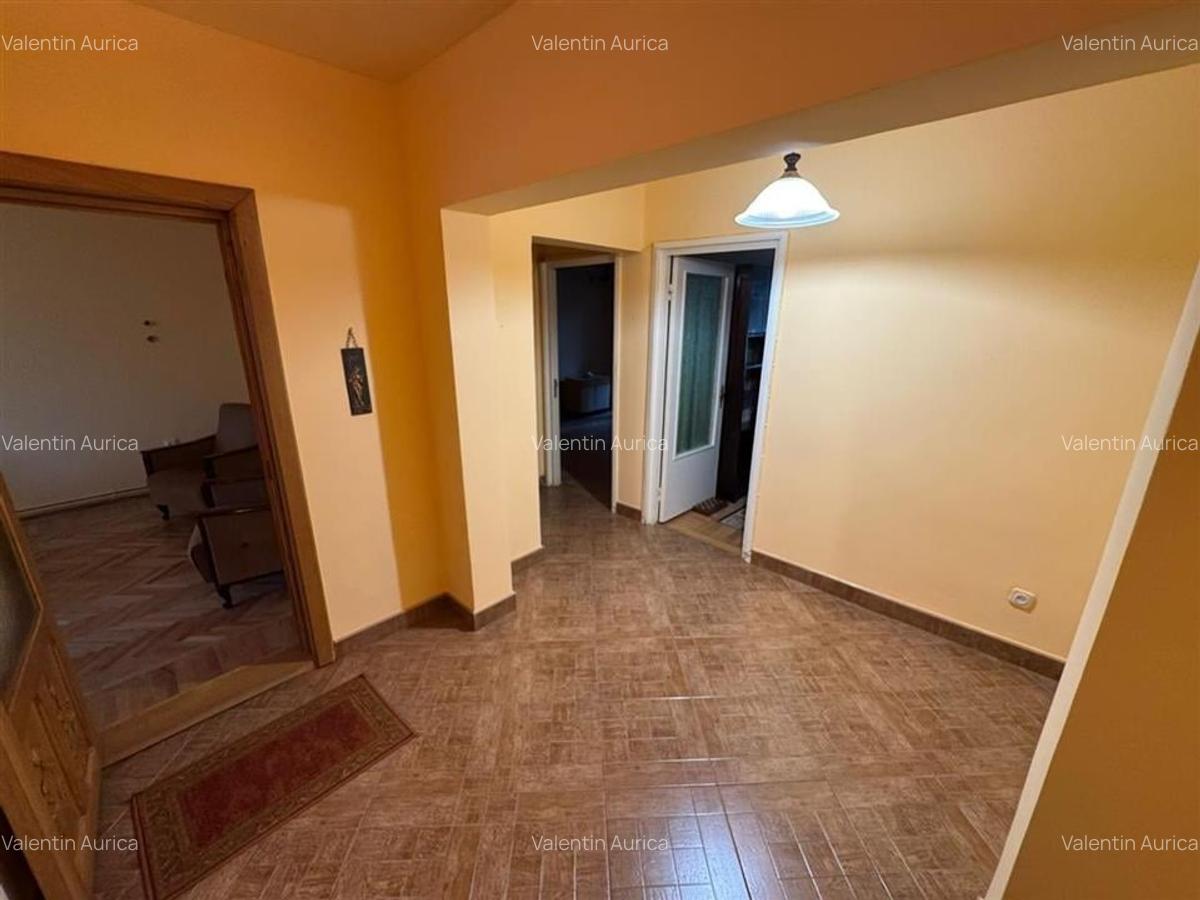 Apartament 3 camere, etaj 1, zona Garii , decomandat, liber - 16