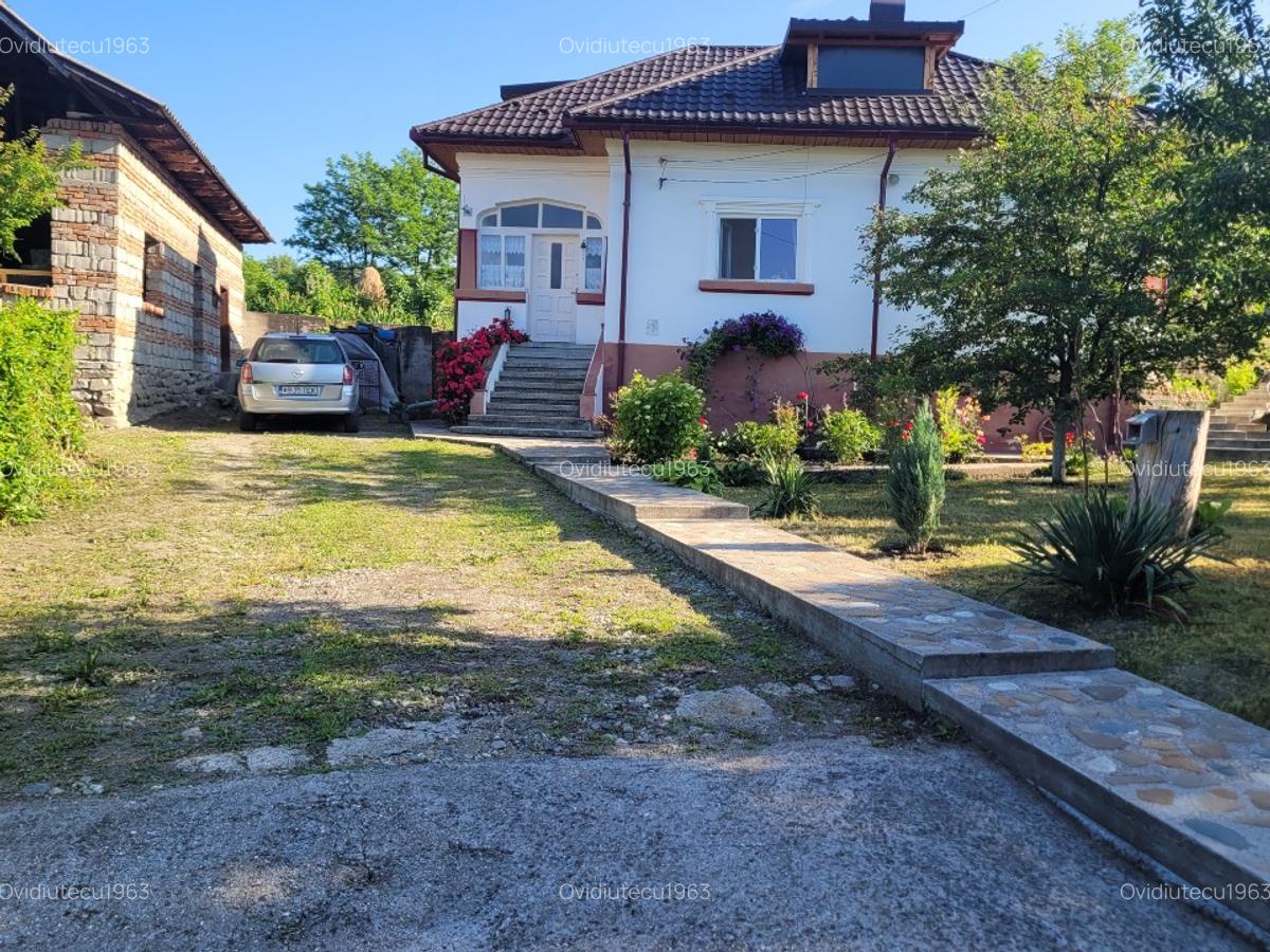 Vand casa la munte ,cu utilitati(apa,en.el)amenajata semirustic,panorama super.! - 2 Vand casa la munte ,cu utilitati(apa,en.el)amenajata semirustic,panorama super.! - 2