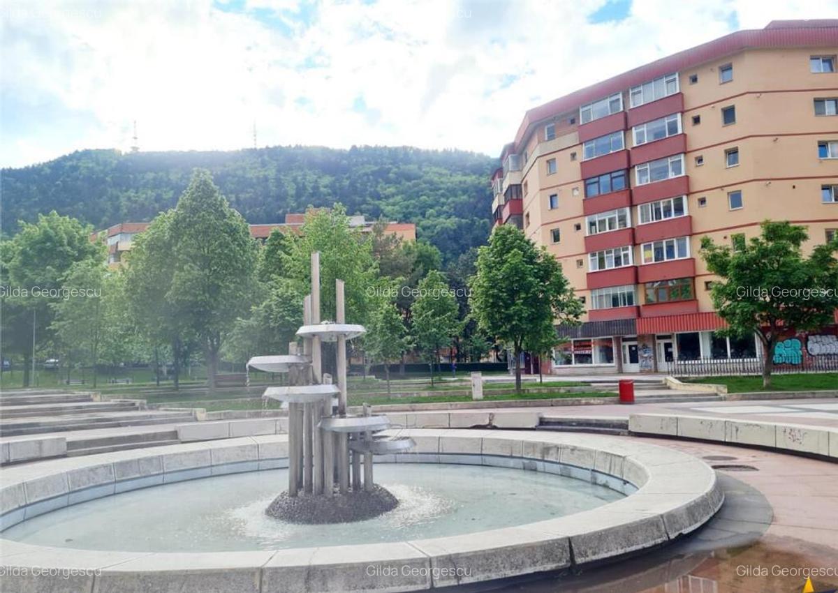 Apartament decomandat, suprafata generoasa, cu boxa si loc d - 9