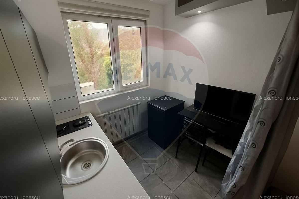 Garsoniera 15 mp utili + boxa 15 mp * mobilat * bloc cu lift * Titan - 4