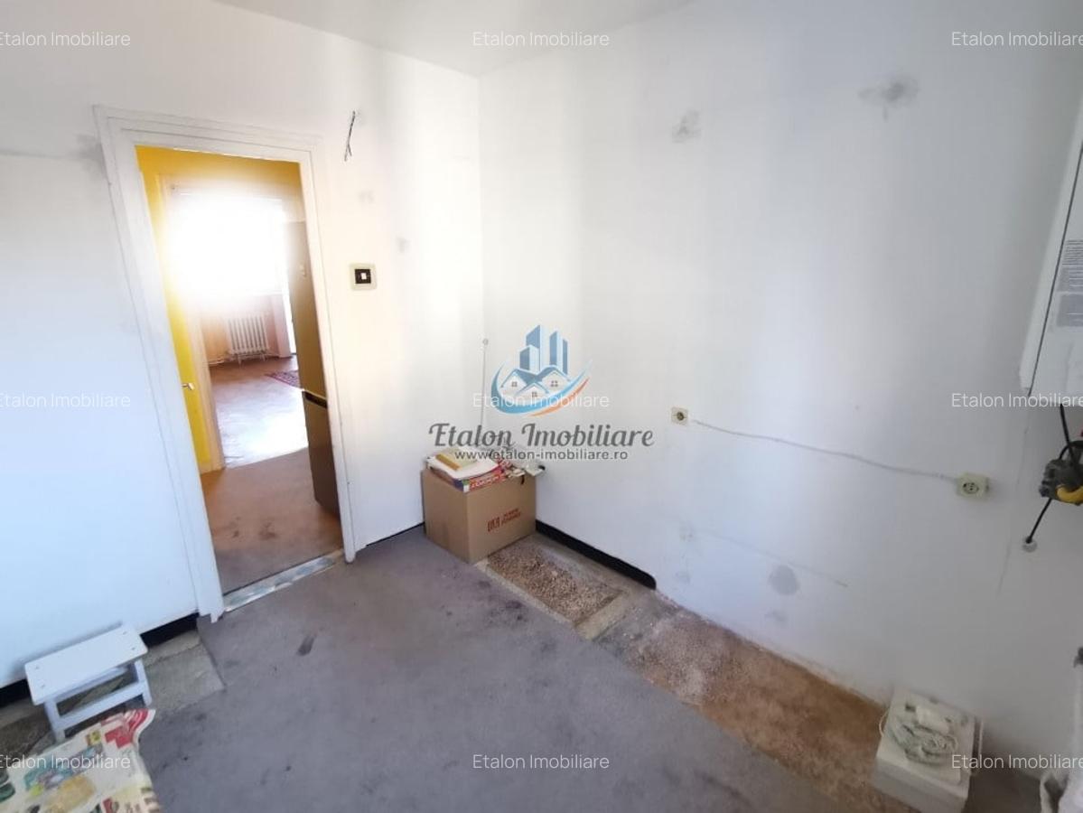 Apartament 3 camere, decomandat, etaj 1, zona centrala - 2