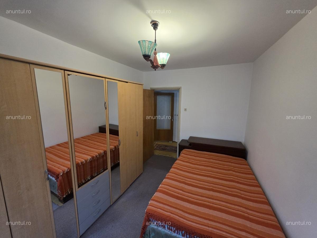 Titan, 10 minute metrou, chiar la intrarea in parcul IOR, pe Lotrioara - 3