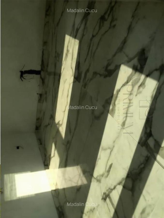 GIROC - 3 CAM - DECOMANDAT - 2 BAI - TERASA 30MP - LOC PARCARE - BLOC NOU - 3