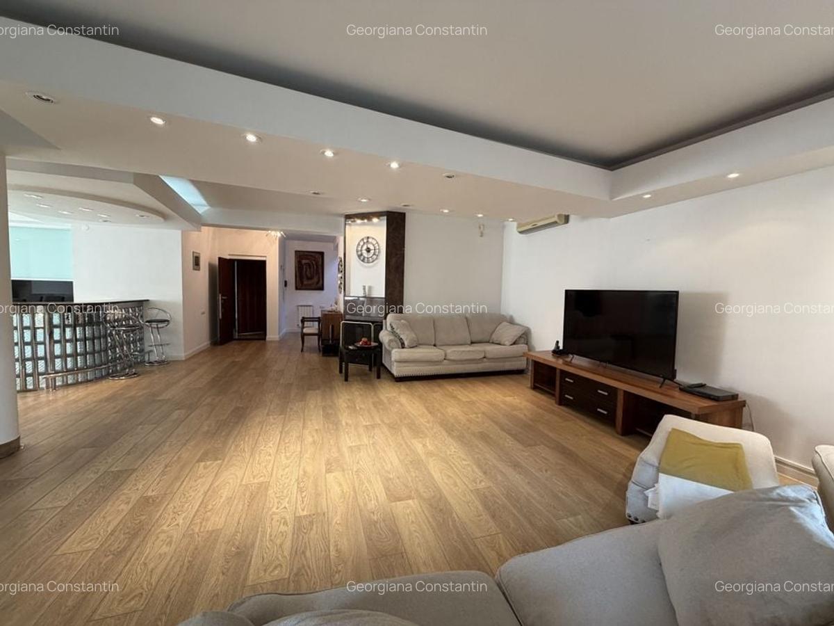 Vila cu piscina interioara, mobilata, langa British School - 3