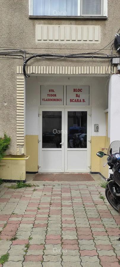 Vand Apartament 3 Camere Micro 6 - 1 Vand Apartament 3 Camere Micro 6 - 1