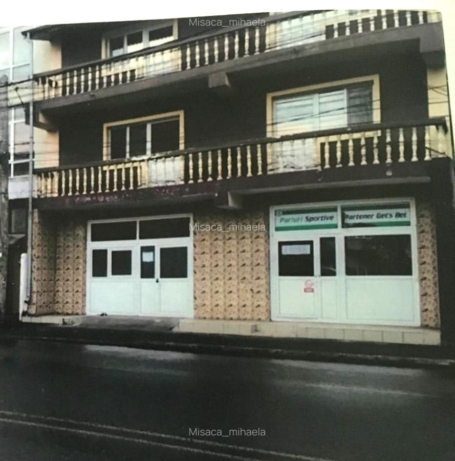 Spatiu  comercial  stradal , inalt /380w/ vitrine /locuri de  parcare - 1