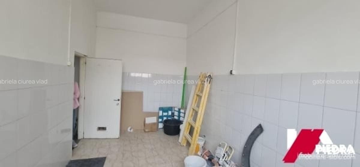 Inchiriez spatiu comercial situat in Strand, in zona de blocuri, suprafata 85mp - 8
