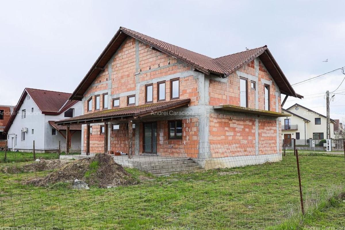 Casa noua, impunatoare si luminoasa, construita cu griija la detalii. - 2