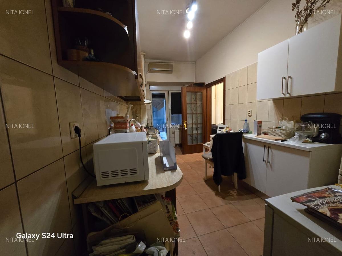 Apartament cu 3 camere decomandat, mobilat în P-ța Victoriei - 13