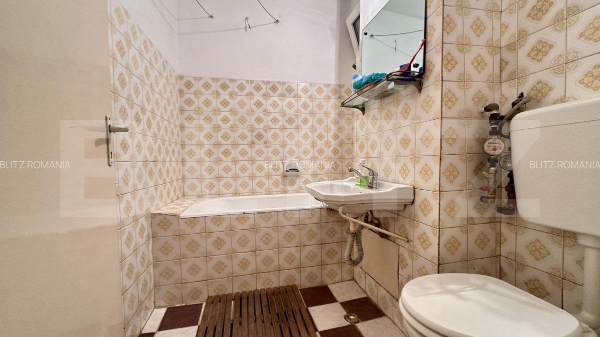 Apartament de vanzare,  decomandat cu 3 camere, zona Dacia - 7