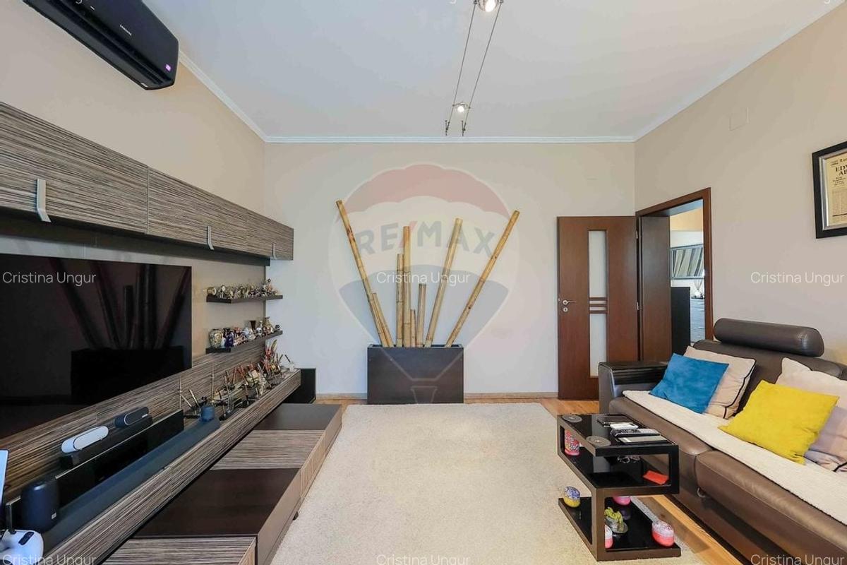 Apartament cu 4 camere si garaj de vanzare in zona Universitatii - 1