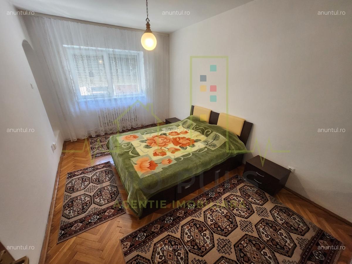 Apartament de inchiriat. 2 Bai. Garaj - 4