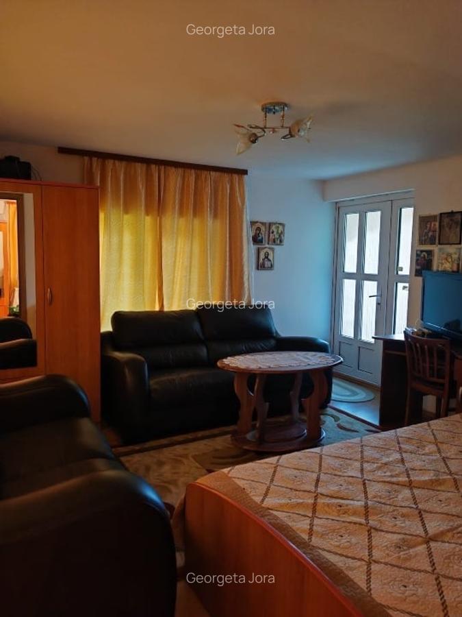 Casa renovata   complet mobilata cu livada mare cu pomi frctiferi - 3