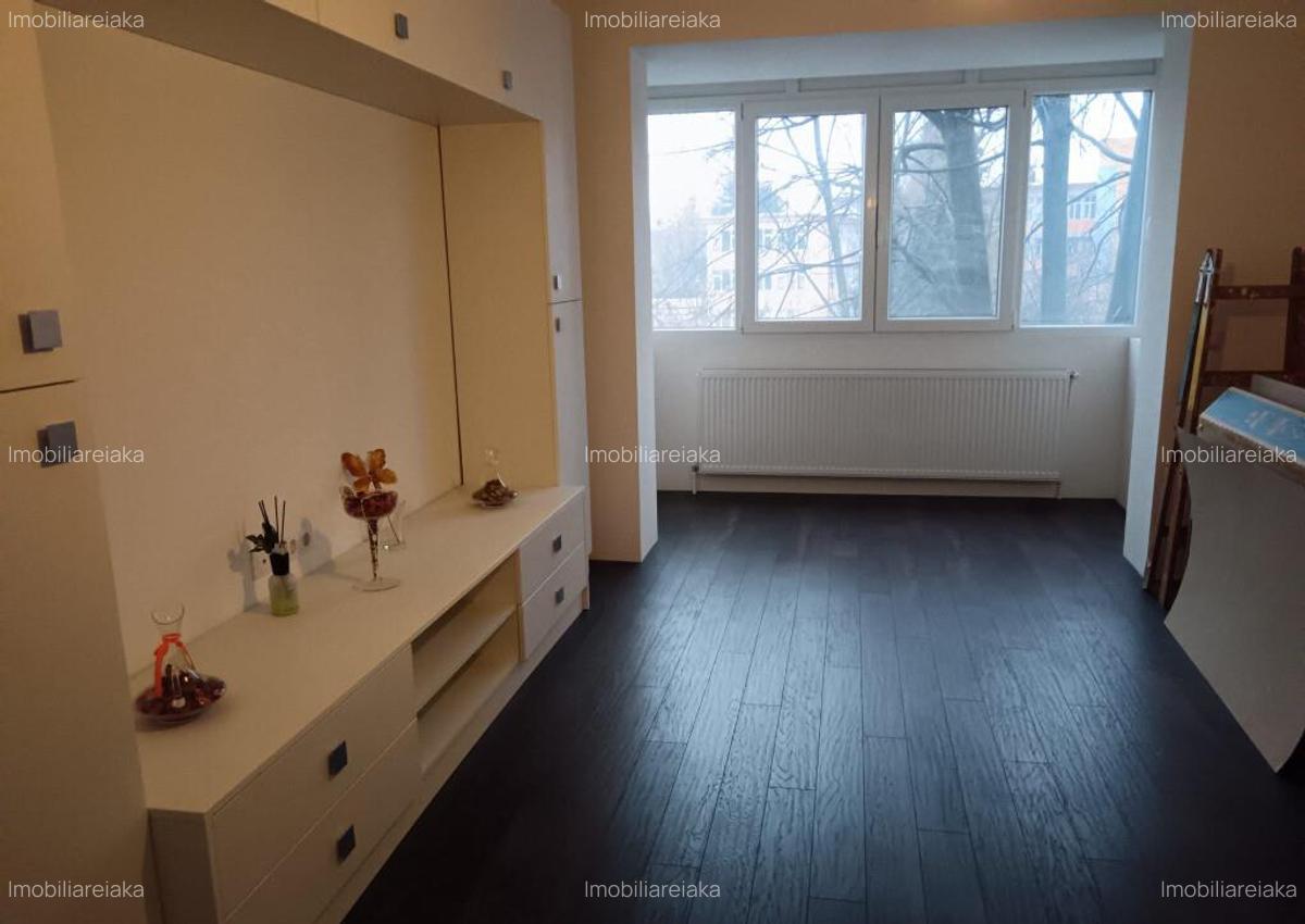 P.Dulfu, 3 camere, decom., etaj 2 - 8