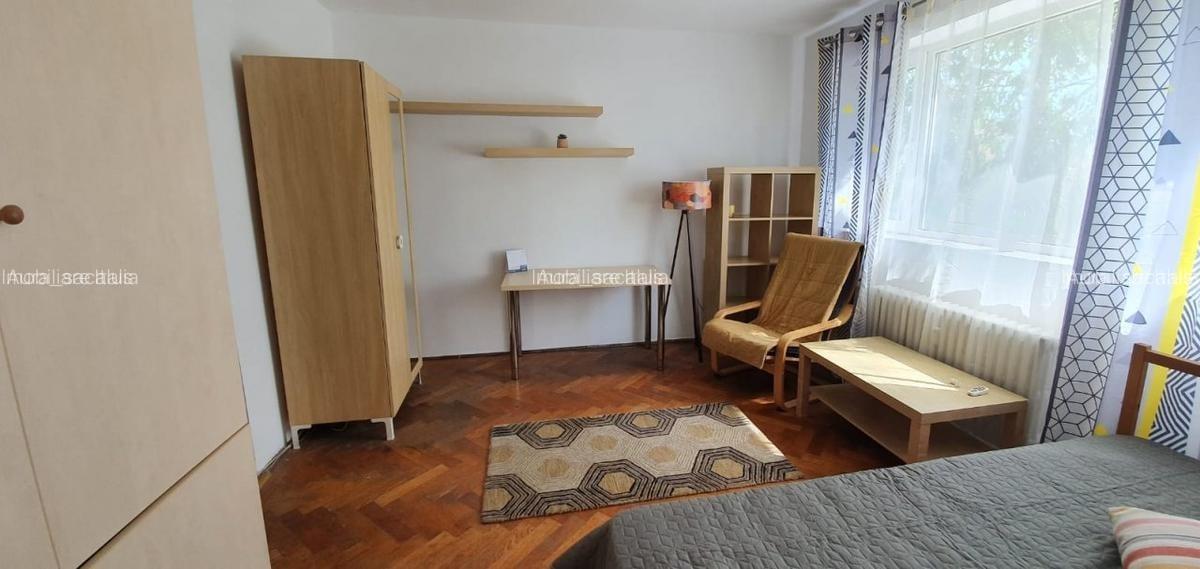 Garsoniera situata pe B-dul Iancu de Hunedoara la etajul 3, bloc izolat - 8
