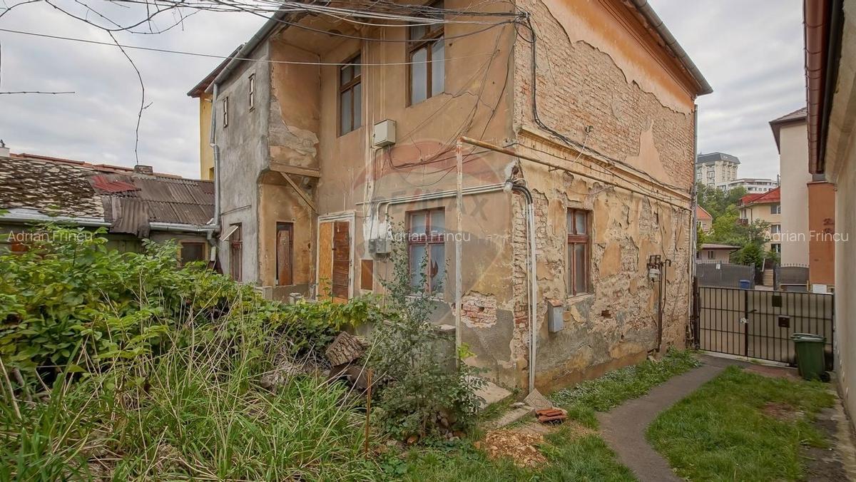 Vila pe str Alexandru Ioan Cuza, 10 camere, S + P + E, teren 282 mp - 24